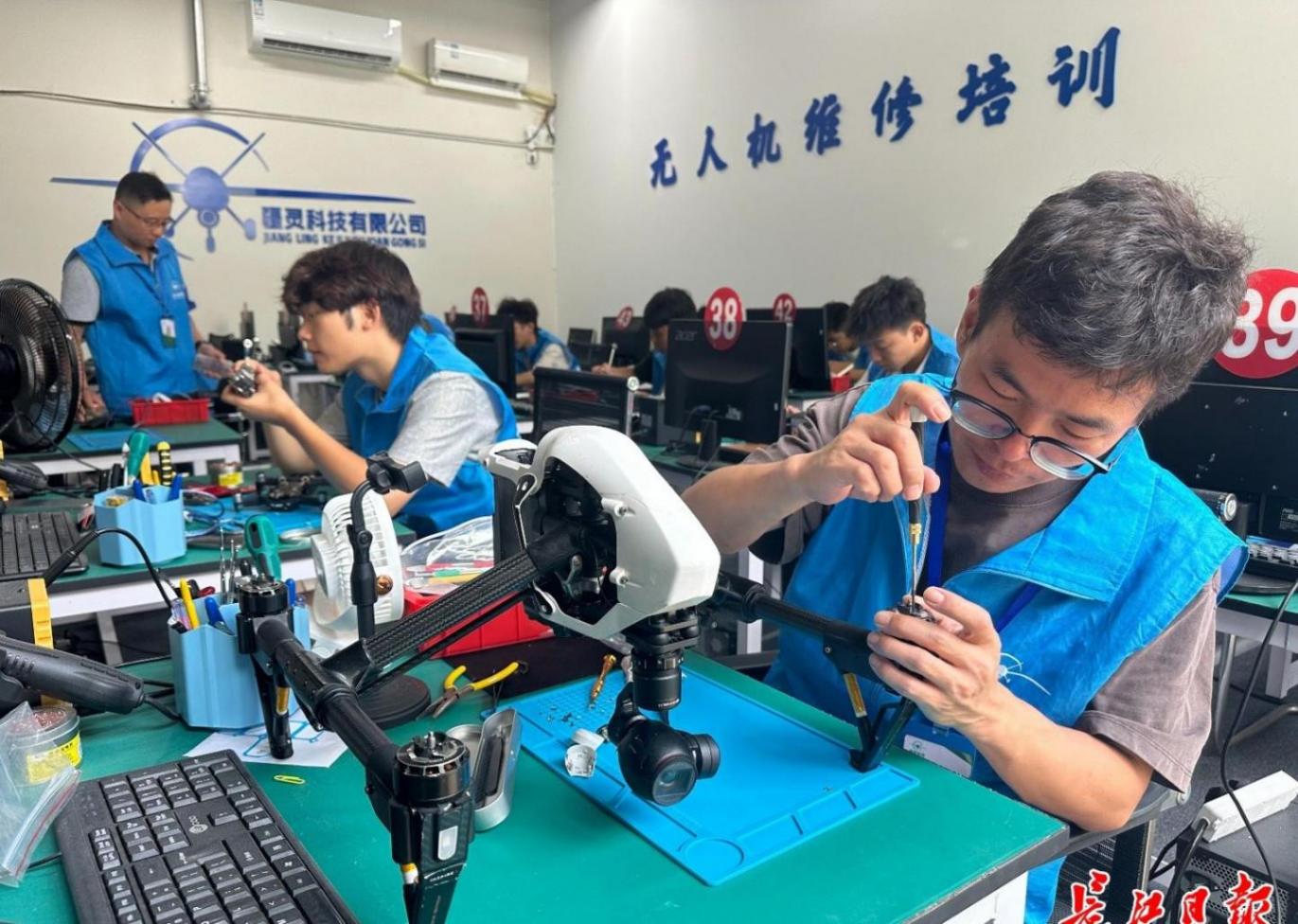 女生专攻无人机维修走红“飞友圈”